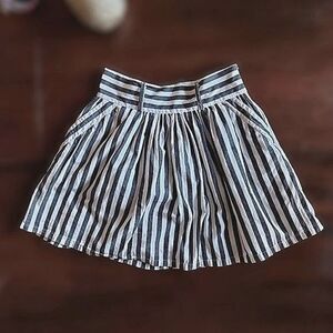 F21 white and grey gathered A-line vertical stripe mini skirt